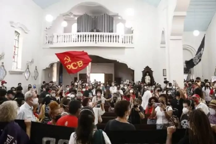 Petistas invadem igreja católica em Curitiba